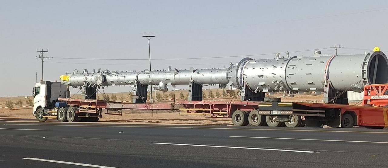 صورة توضيحية لخدمة نقل المواسير والأنابيب العملاقة في النقل الثقيل