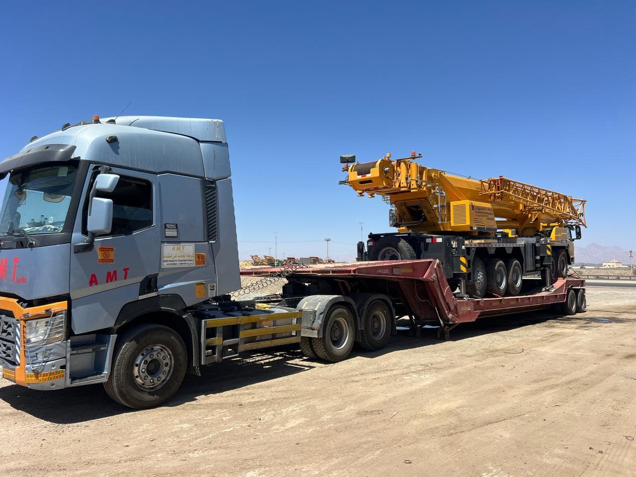 2-axle hydraulic lowbed carrying crane equipment