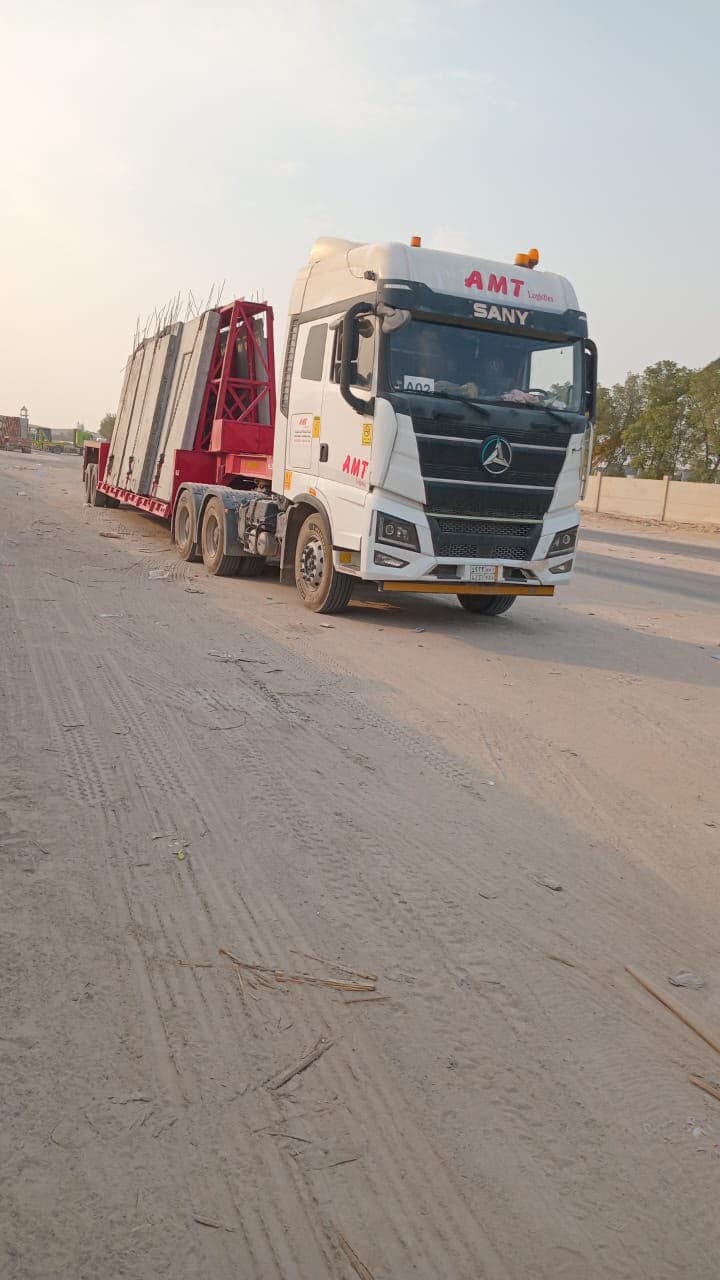 Hydraulic lowbed carrying precast concrete