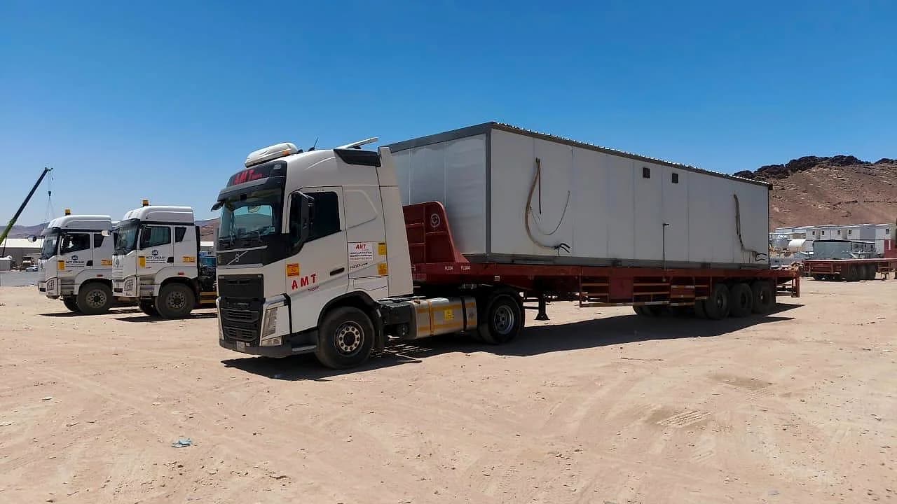 وحدة موقع كبيرة محملة على لوبد AMT في ساحة تجهيز
