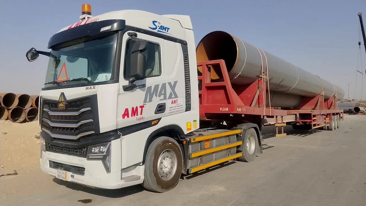 تحميل مواسير معدنية كبيرة على لوبد تابع AMT Logistics