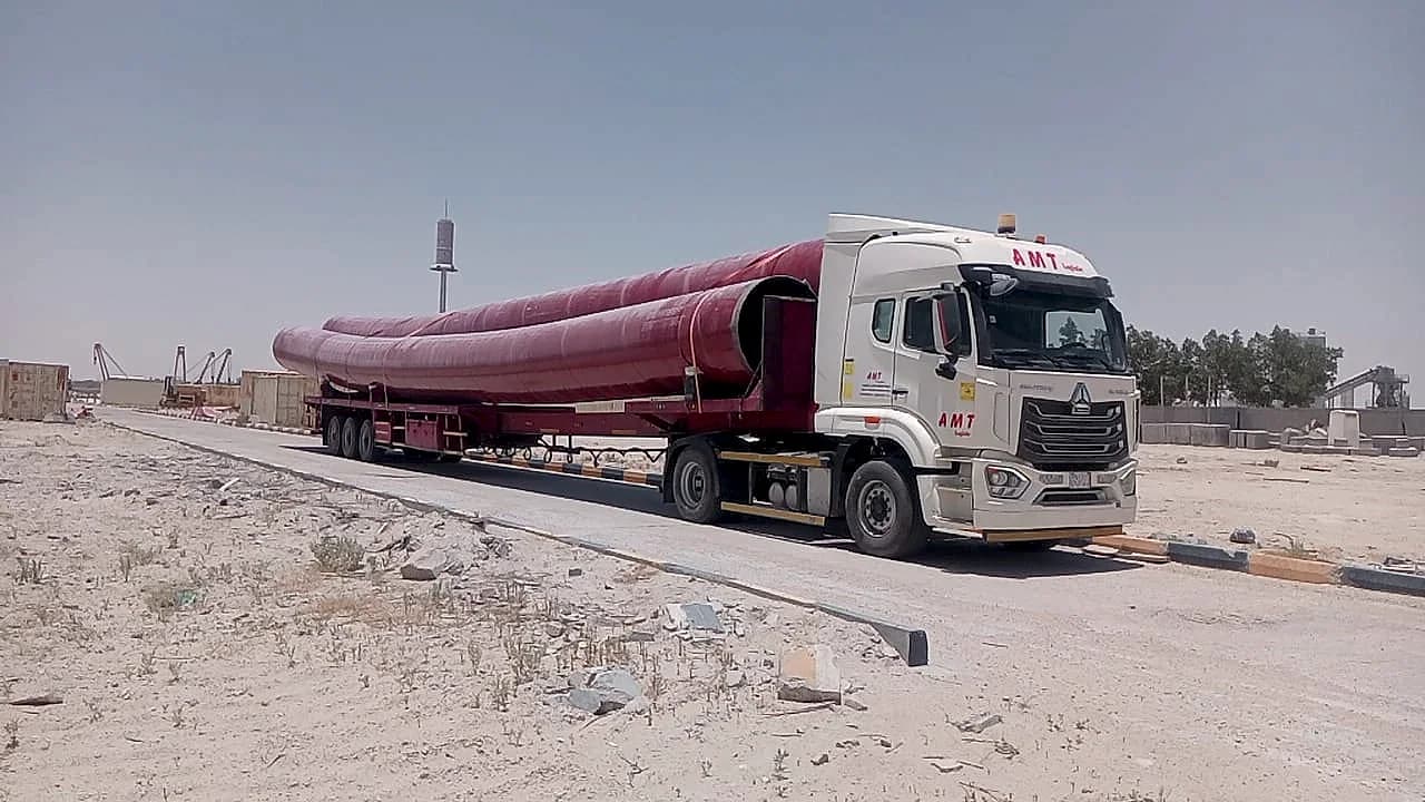 شاحنة AMT تنقل مواسير فولاذية طويلة على لوبد ممتد في السعودية