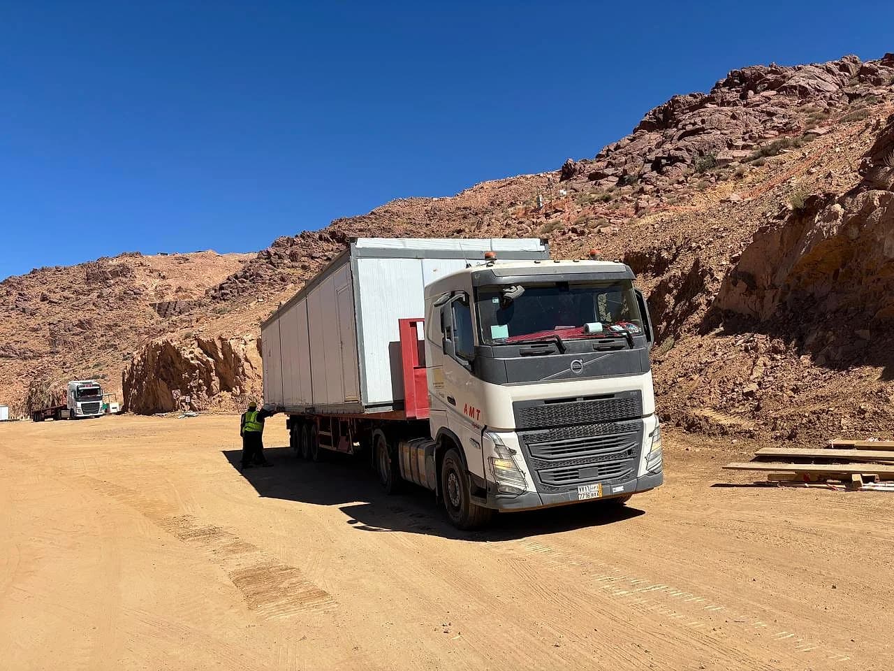 نقل مبنى جاهز طويل على لوبد AMT بمنطقة جبلية