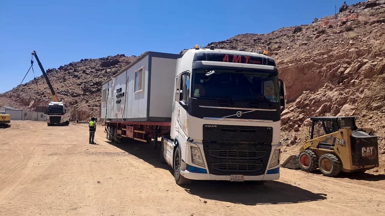 نقل كبينة جاهزة على لوبد AMT داخل موقع أعمال ترابية