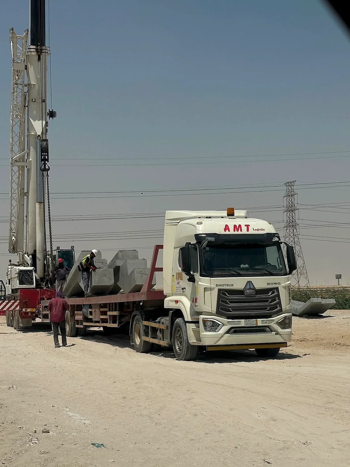 حواجز خرسانية ترفع بالكرين على لوبد AMT