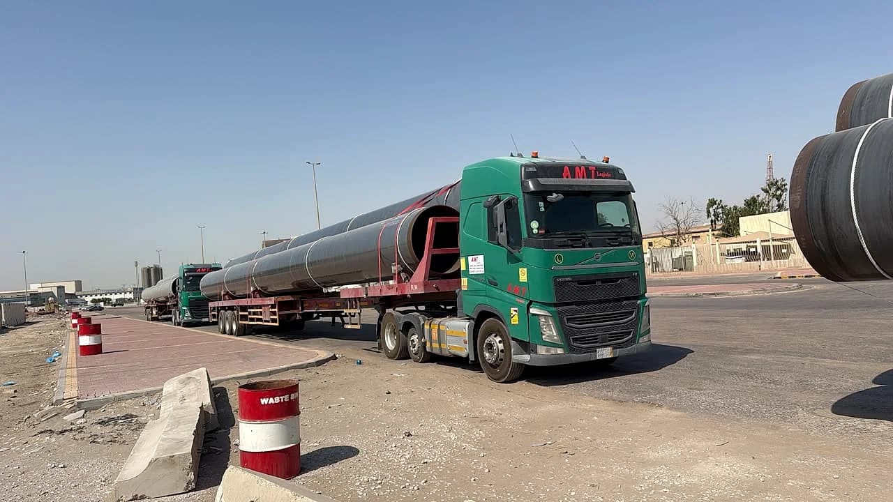 قافلة شاحنات AMT تنقل مواسير فولاذية طويلة على لوابد
